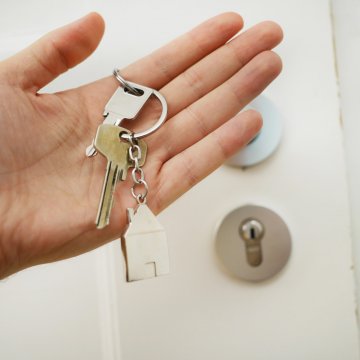 home keys in someones hand